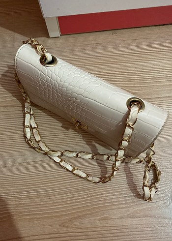 Beyaz Yılan Derisi Desenli Zincir Detaylı Çanta - Görsel 2