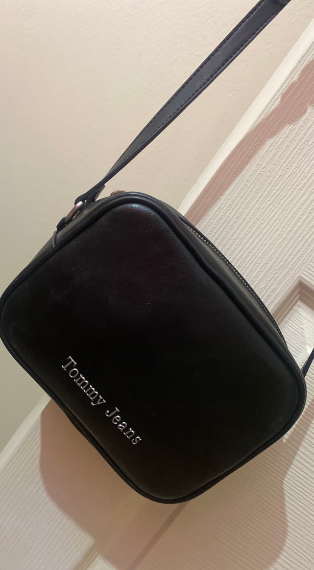 Tommy Jeans Siyah Deri Kadın Çapraz Çanta - Görsel 2