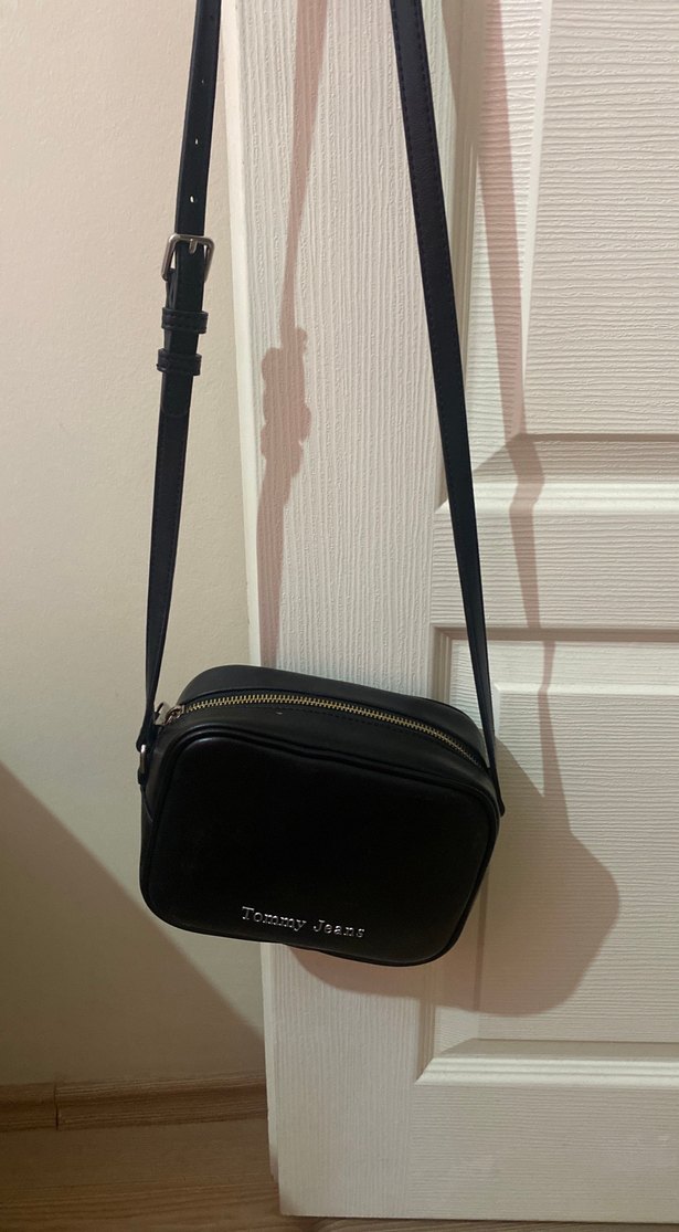 Tommy Jeans Siyah Deri Kadın Çapraz Çanta - Görsel 3