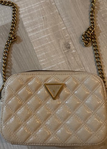 Guess orjinal Zincir Detaylı Parlak Bej Kadın Çapraz Çanta