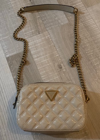 Guess Guess orjinal Zincir Detaylı Parlak Bej Kadın Çapraz Çanta