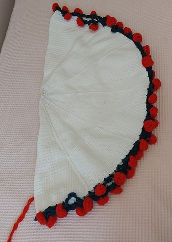 Beden Kırmızı ve Koyu yeşil Örgü Çiçek Buketi