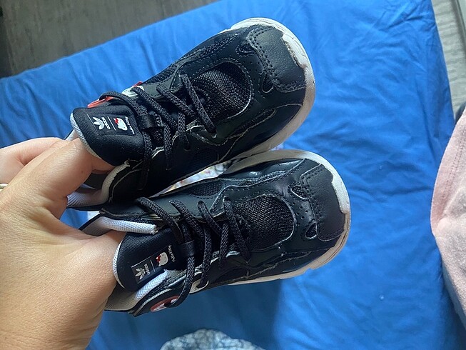 26 Beden Adidas çocuk ayakkabı