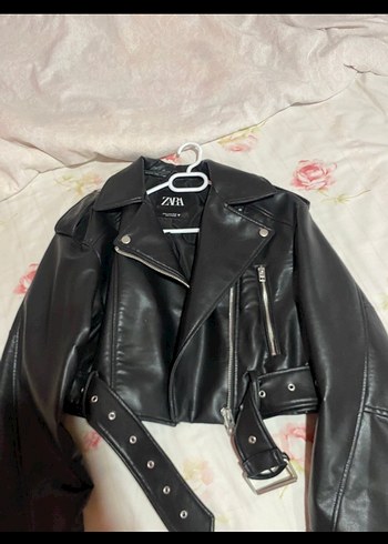 Kemer Detaylı Siyah Mini Deri Biker Ceket