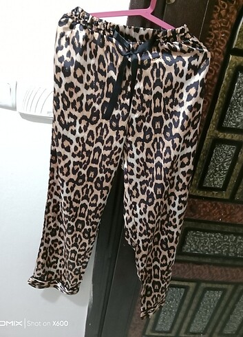 Saten leoparlı pijama takımı resimde görüldüğü gibidir 