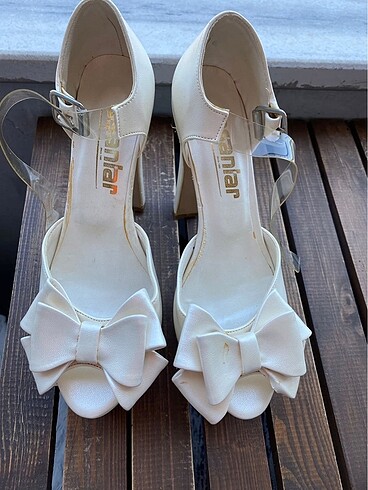 Beyaz fiyonk topuklu ayakkabı