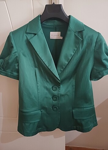 Plaka vatkalı yeşil saten ceket