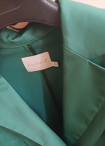 40 Beden yeşil Renk Plaka vatkalı yeşil saten ceket