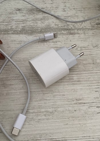 Beyaz Telefon Şarj Adaptörü ve Kablo