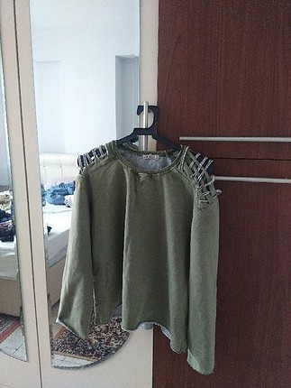 omuzlari açık sweat