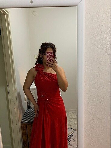 Kırmızı çiçek detaylı elbise