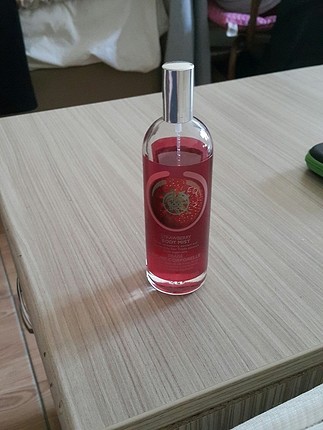 the body shop çilekli vücut spreyi