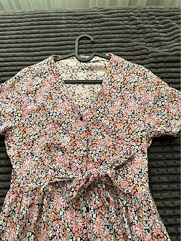 l Beden düğmeli midi boy çiçekli yazlık elbise