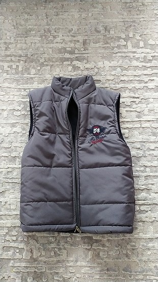 Şişme yelek ve Nike ayakkabı