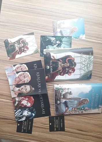 Krallar ve Soytarıları | Kutulu set + poster +karakter kartları
