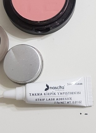 Kirpik yapıştırıcısı 