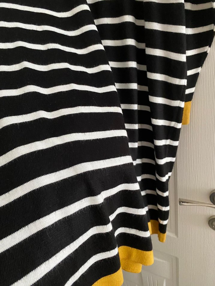 Sarı Detaylı Siyah Beyaz Çizgili Uzun Kazak - Görsel 4