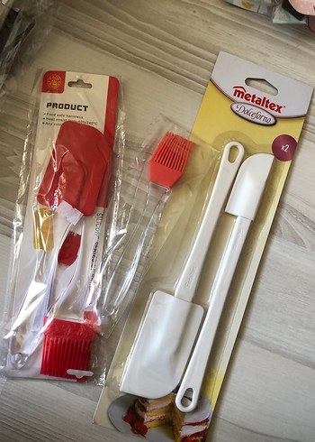Kırmızı Plastik Mutfak Fırçası ve Spatula Seti