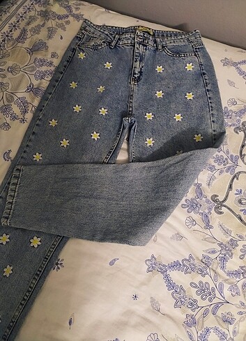Çiçek detaylı kot pantolon