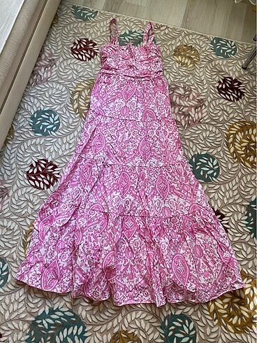 Pembe elbise