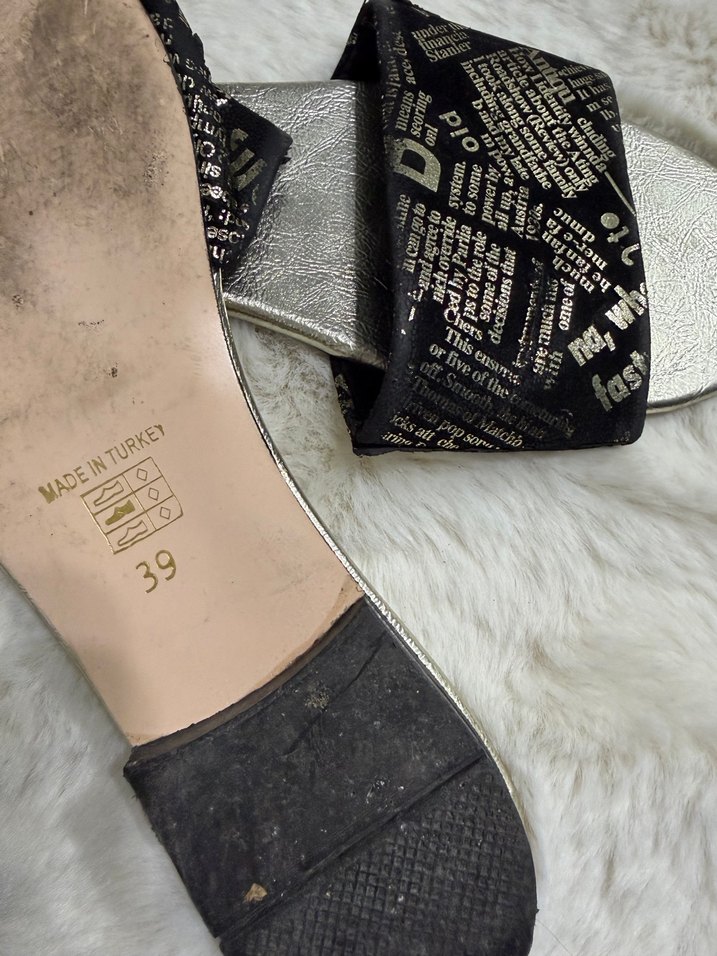 Gri Yılan Desenli Kürklü Kadın Dolgu Topuk Terlik - Görsel 2