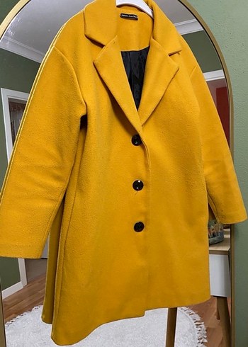 Siyah ve Sarı  Düğmeli Uzun Kaban - Görsel 2