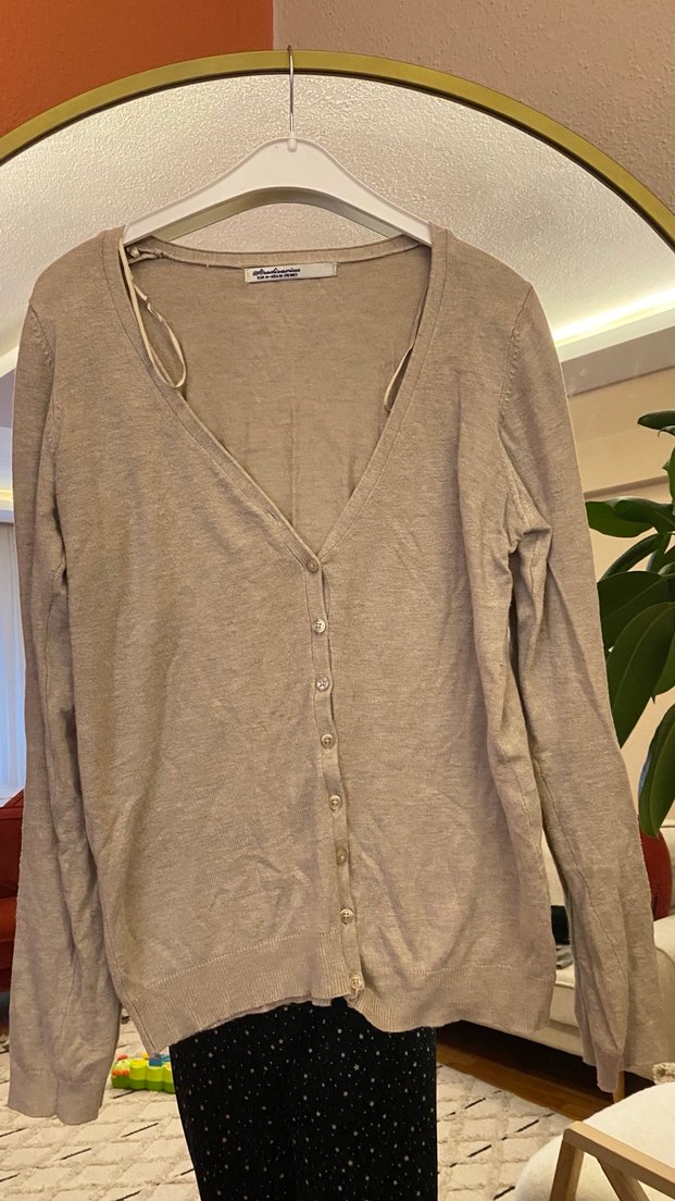 Bej V Yaka Düğmeli Kadın Hırka - Görsel 3