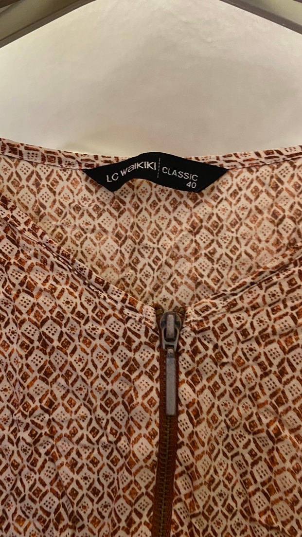 V yaka kahverengi keten bluz, kısa kollu, bol kesim - Görsel 3