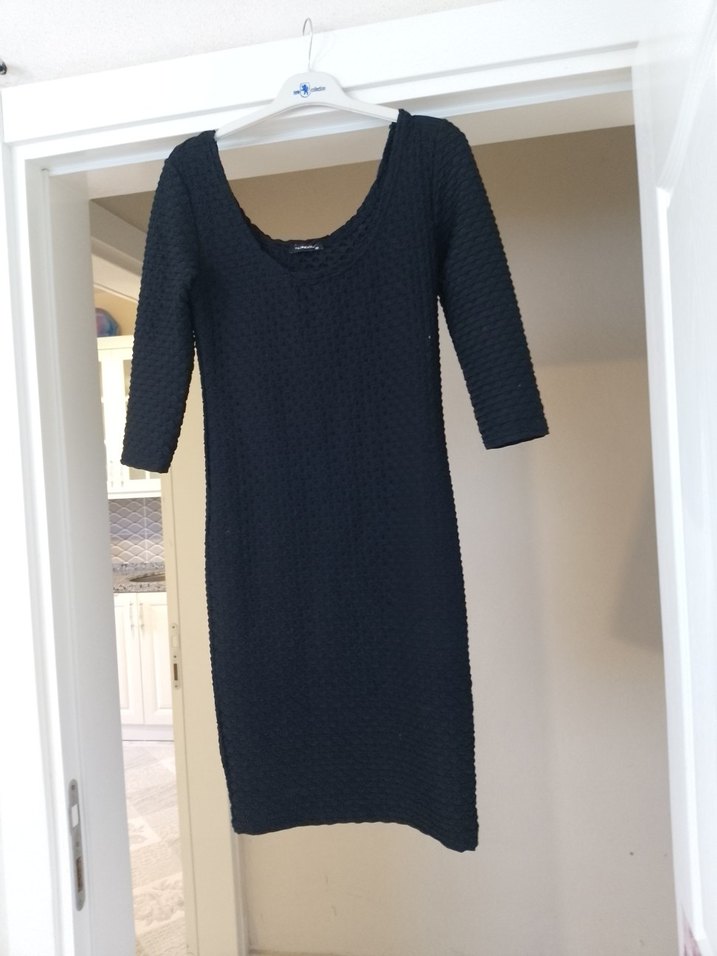 Siyah V Yaka Triko Midi Elbise - Görsel 4