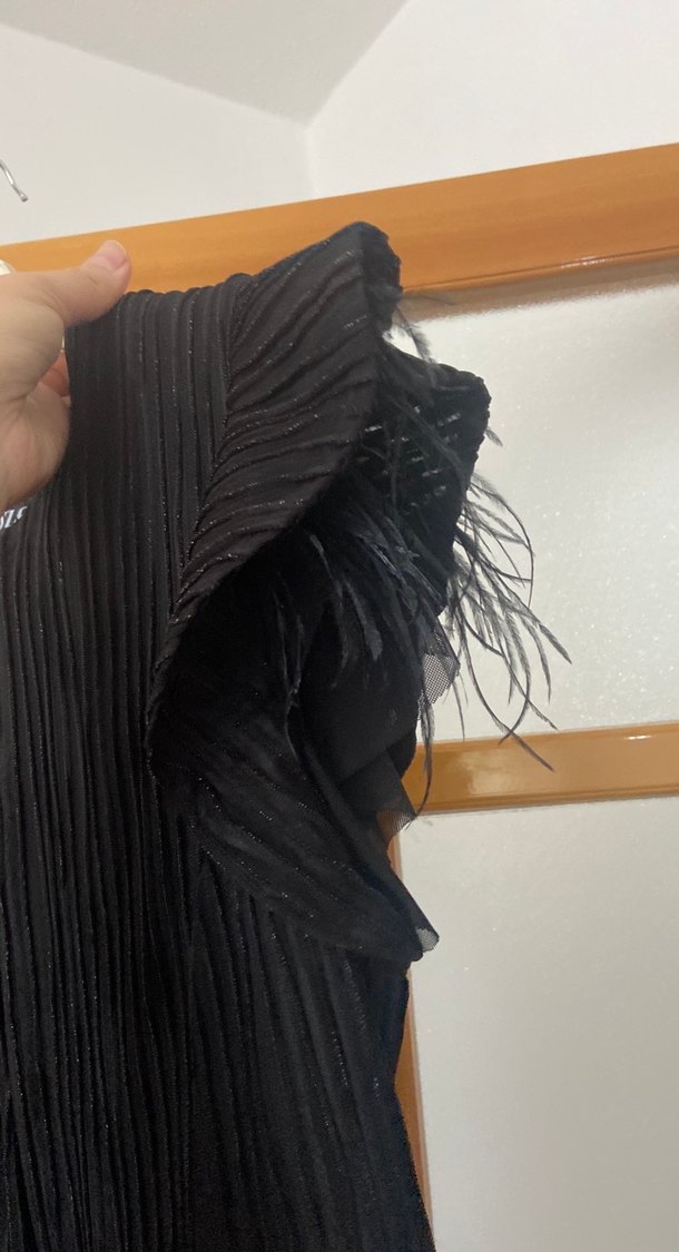 Pilise Detaylı Siyah Kolsuz Mini Yelek - Görsel 3