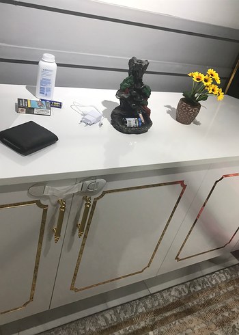 Beyaz ve Gri Dekoratif Konsol