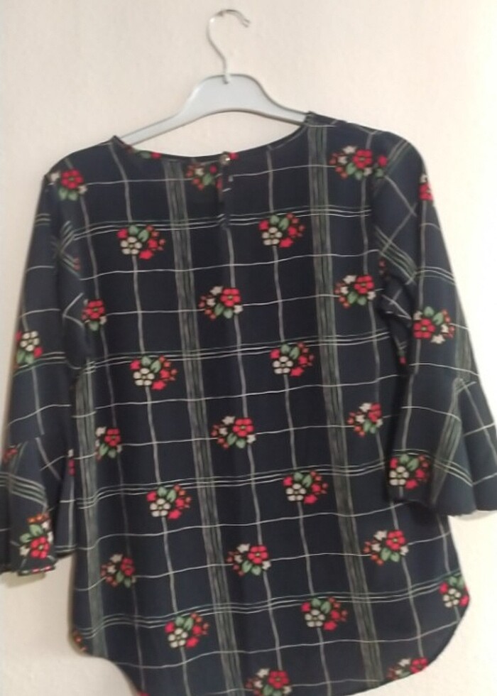 Çiçek desenli bluz - Görsel 3