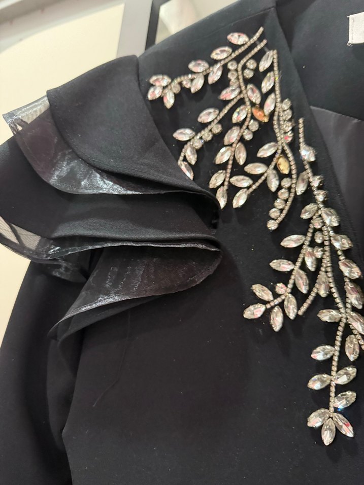 Siyah Uzun Kollu Nakışlı Kadın Kaban - Görsel 4