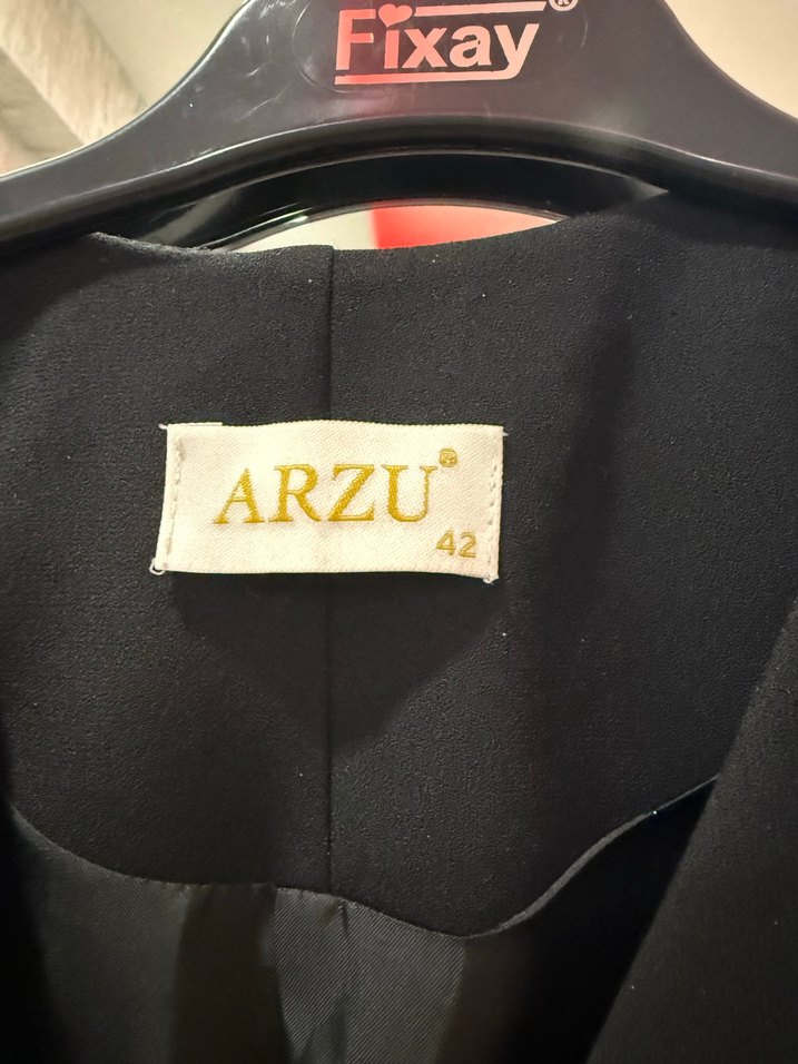 Siyah Uzun Kollu Nakışlı Kadın Kaban - Görsel 3