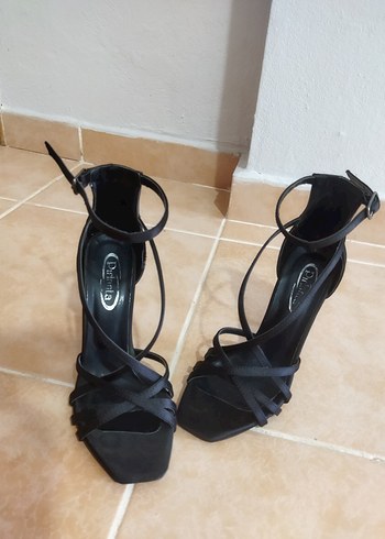 Siyah Bantlı Stiletto Topuklu Kadın Ayakkabı