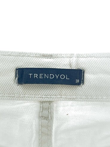38 Beden beyaz Renk Trendyol & Milla Mini Şort %70 İndirimli.