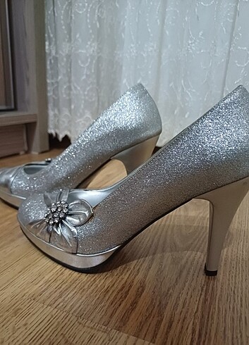 Simli gümüş renk topuklu ayakkabı 
