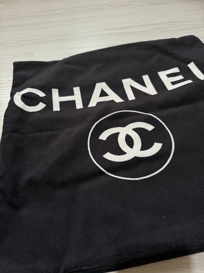 Siyah Chanel Baskılı Yastık Kılıfı - Görsel 2