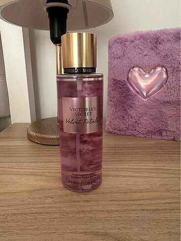 Victoria?s Secret Velvet Petals Vücut spreyi