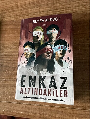 Enkaz Altındakiler