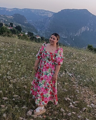 Çiçekli elbise