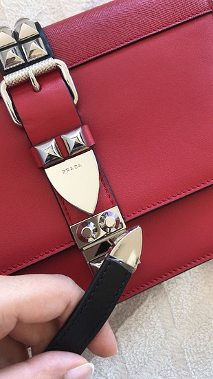 Prada kullanılmamıs canta