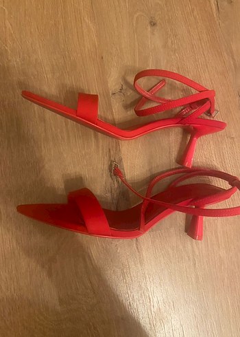Parlak Kırmızı Tokalı İnce Topuklu Kadın Sandalet