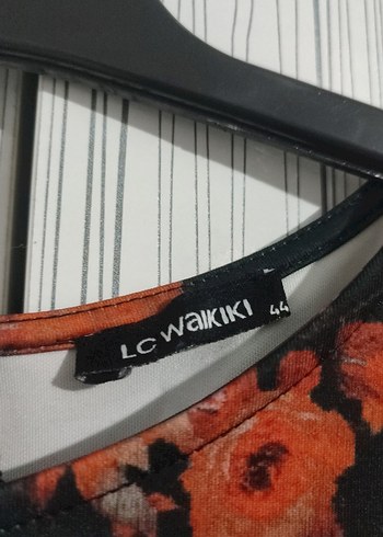 LC Waikiki Dantel Kollu Siyah Çiçekli Midi Elbise